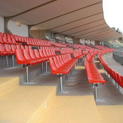 Vista prospettica dei sedili della tribuna dello Stadio Comunale dopo il rifacimento